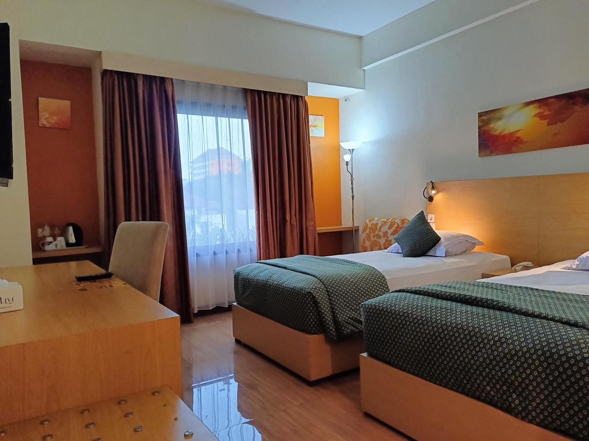 Kartika Graha Hotel Malang Exterior foto